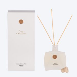 Cosy Cashmere reed diffuser with warm floral and woody fragrance notes including vanilla, coffee, and cashmere.