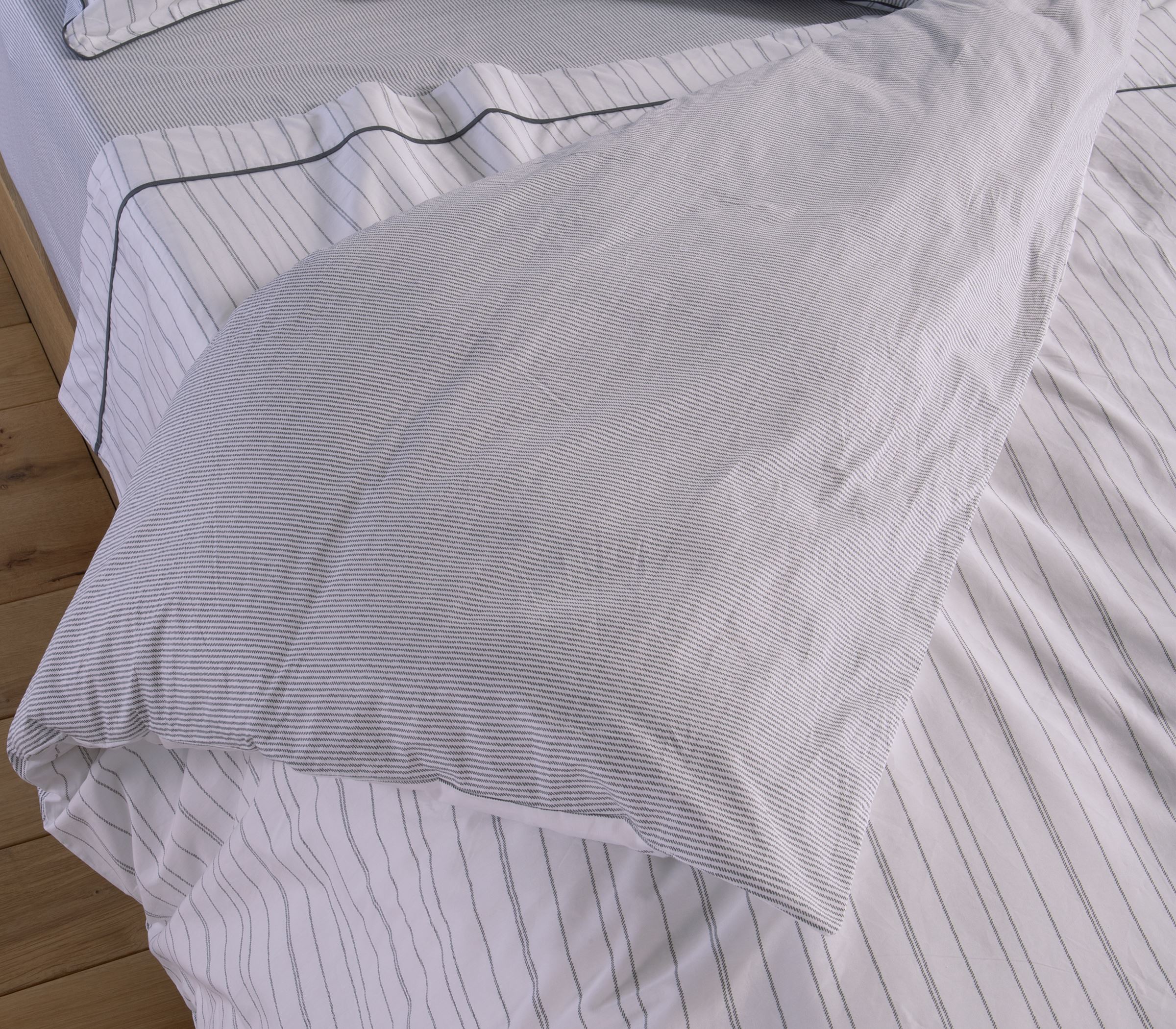 Optimal cotton percale duvet cover set in super double size 240x230cm with matching pillowcases.