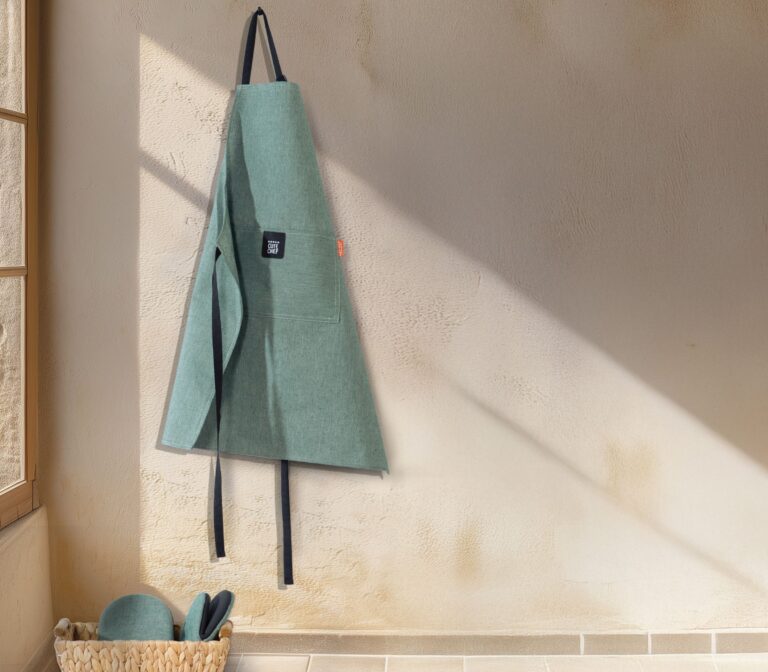 Lorin kitchen apron with a practical design for cooking, baking, and everyday kitchen use.